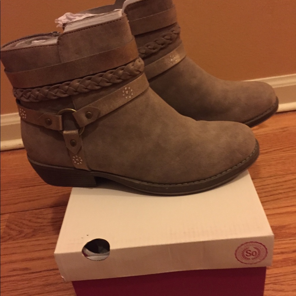 SO Juniors Dakota style memory foam boots sz5